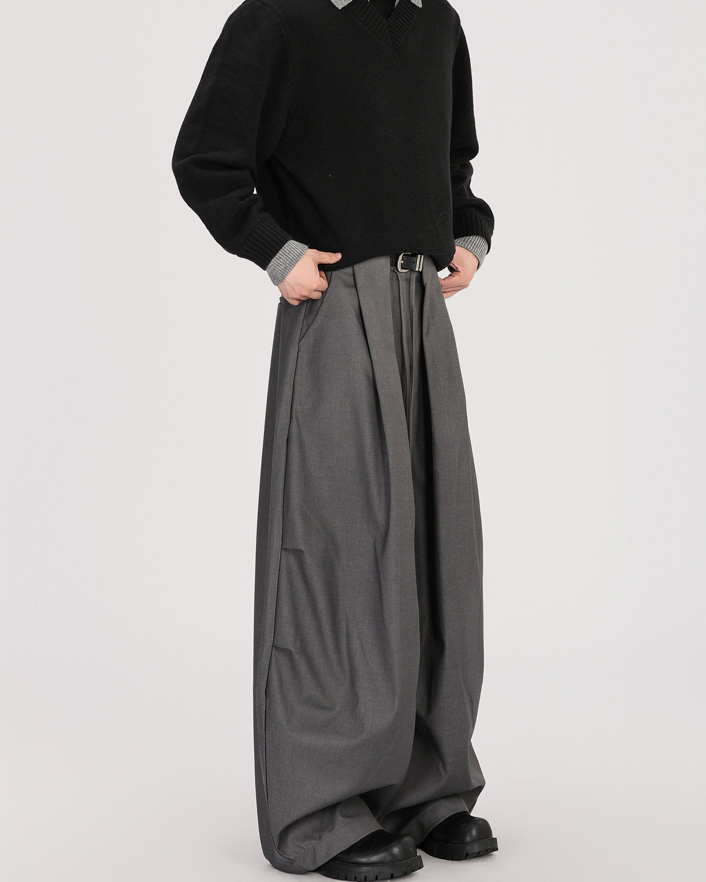 High-End Silhouette Wide-Legged Pleated Trousers